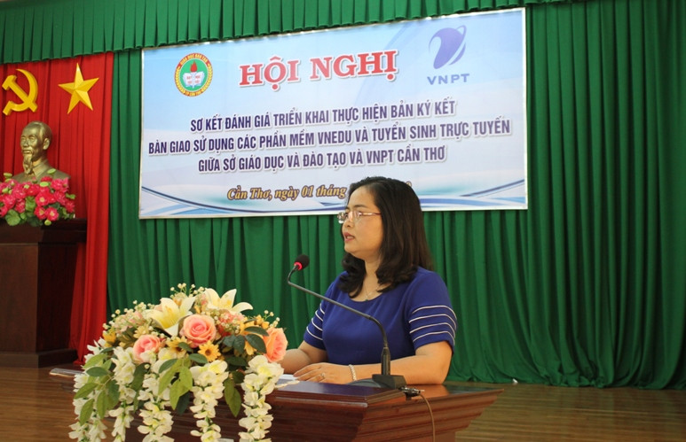 Bà Trần Hồng Thắm - Giám đốc Sở GD&ĐT TP Cần Thơ phát biểu tại hội nghị