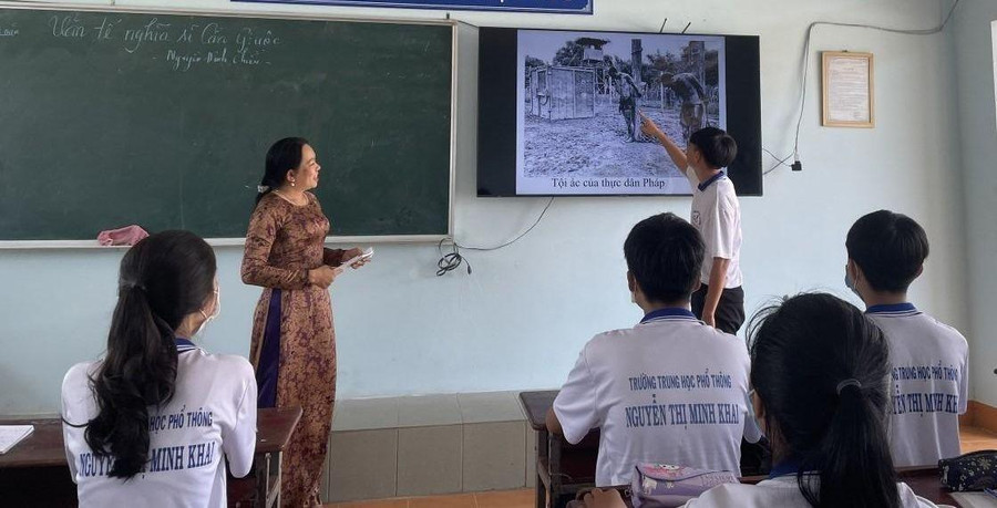 Cô Nguyễn Thị Ngọc Ánh, giáo viên Trường THPT Nguyễn Thị Minh Khai và học trò trong giờ Ngữ văn. Cô Nguyễn Thị Ngọc Ánh, giáo viên Trường THPT Nguyễn Thị Minh Khai và học trò trong giờ Ngữ văn.