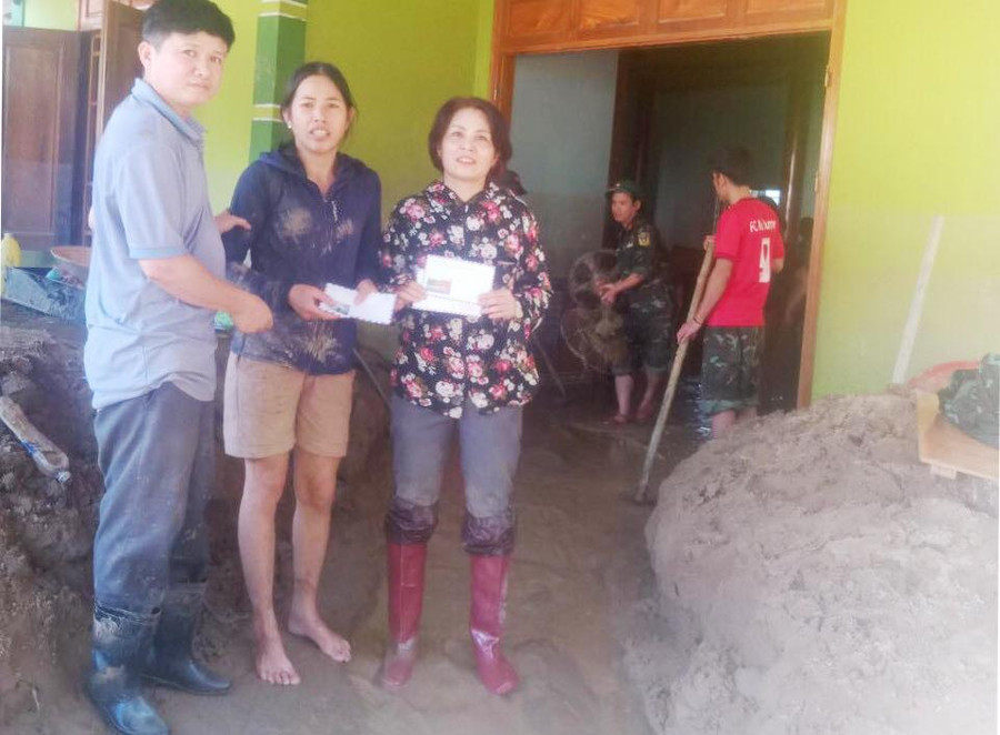 Ban giám hiệu, giáo viên Trường Phổ thông DTBTTiểu học và THCS Tà Cạ hỗ trợ giúp đỡ nhà đồng nghiệp sau lũ. Ban giám hiệu, giáo viên Trường Phổ thông DTBTTiểu học và THCS Tà Cạ hỗ trợ giúp đỡ nhà đồng nghiệp sau lũ.