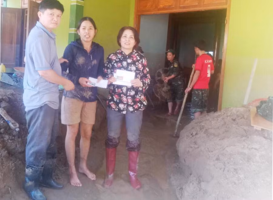 Ban giám hiệu, giáo viên Trường Phổ thông DTBTTiểu học và THCS Tà Cạ hỗ trợ giúp đỡ nhà đồng nghiệp sau lũ.