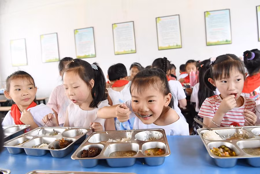 Học sinh Trung Quốc hào hứng với chương trình Bữa ăn miễn phí.