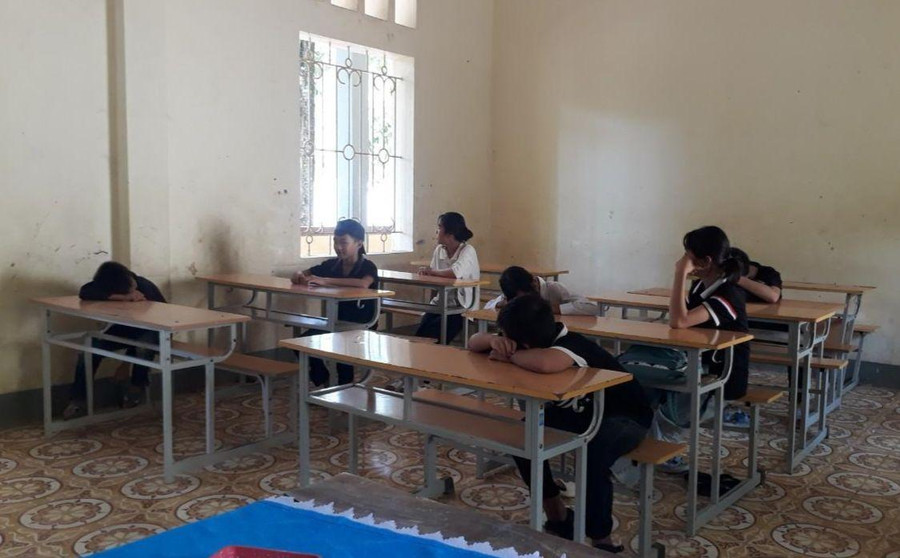 Nhiều học sinh sau khi ra khỏi vùng đặc biệt khó khăn đã xin chuyển trường. Nhiều học sinh sau khi ra khỏi vùng đặc biệt khó khăn đã xin chuyển trường.