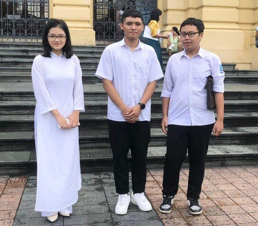 Năm 2022, Trường THPT Yên Mỹ có ba học sinh nhận học bổng Vallet. Ảnh: NVCC Năm 2022, Trường THPT Yên Mỹ có ba học sinh nhận học bổng Vallet. Ảnh: NVCC
