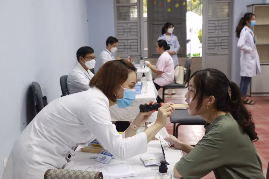 Tân sinh viên Trường ĐH Kinh tế, ĐH Đà Nẵng tham gia kiểm tra sức khỏe sau khi nhập học.