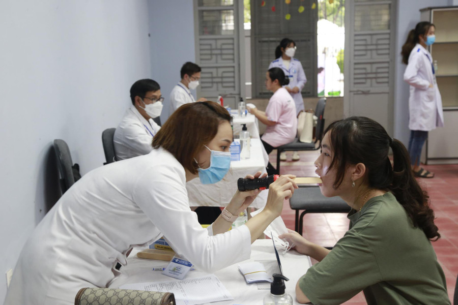 Tân sinh viên Trường ĐH Kinh tế, ĐH Đà Nẵng tham gia kiểm tra sức khỏe sau khi nhập học. Tân sinh viên Trường ĐH Kinh tế, ĐH Đà Nẵng tham gia kiểm tra sức khỏe sau khi nhập học.