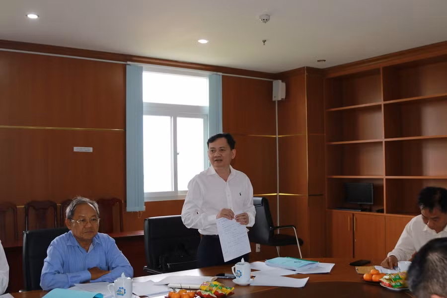 Ông Phạm Văn Sinh - Phó Vụ trưởng Vụ Cơ sở vật chất (Bộ GD&amp;ĐT), thành viên Hội đồng trường đóng góp ý kiến.