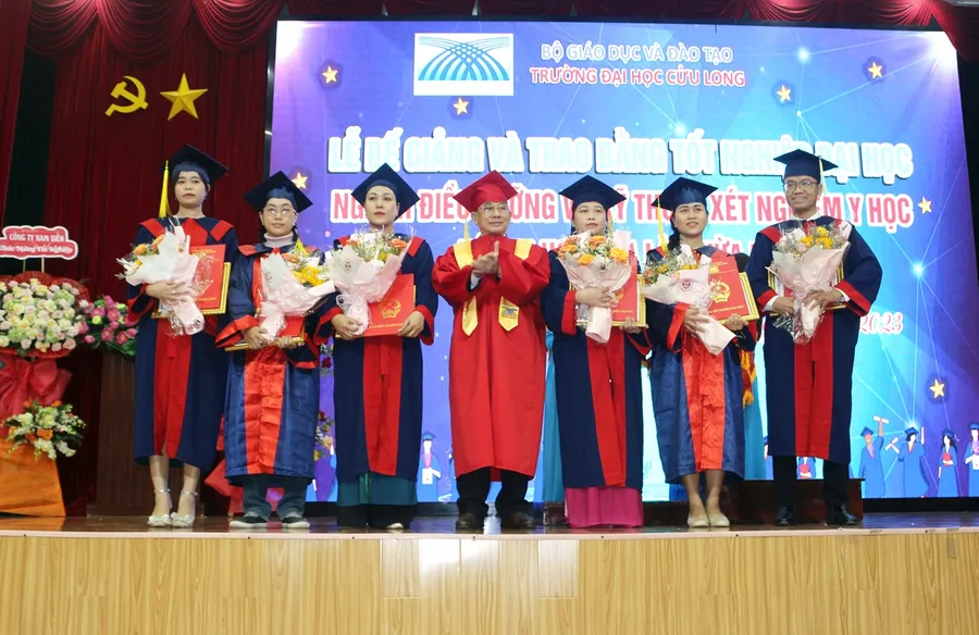PGS.TS Lương Minh Cừ - Bí thư Đảng ủy, Hiệu trưởng Trường ĐH Cửu Long trao bằng tốt nghiệp cho tân cử nhân loại giỏi.