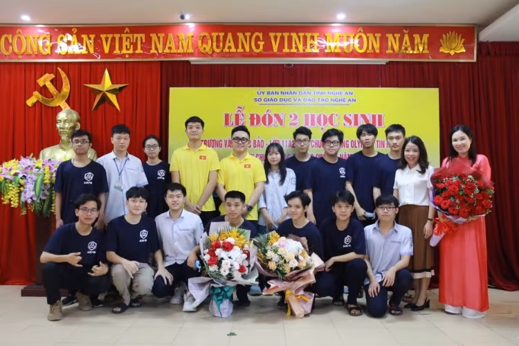 Quốc Bảo và Hoàng Vũ cùng bạn học lớp chuyên Tin – Trường THPT chuyên Phan Bội Châu.