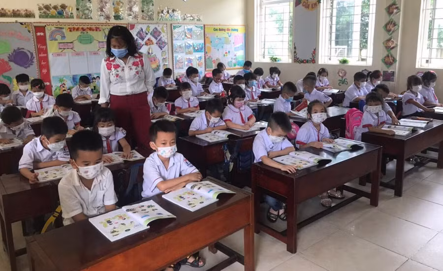 Thầy trò Trường Tiểu học Trí Yên (Yên Dũng - Bắc Giang) những ngày đầu năm học mới. Ảnh: NTCC