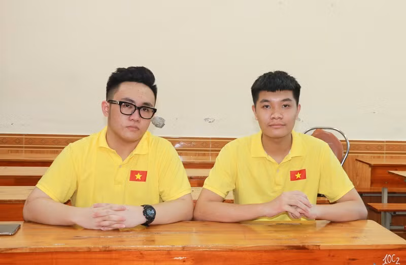 Đôi bạn cùng lớp Trương Văn Quốc Bảo (ảnh trái) và Nguyễn Hoàng Vũ cùng giành HCB Olympic Tin học quốc tế.