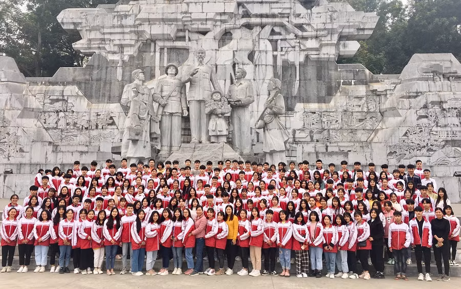 Lớp học thực tế lịch sử tại Khu di tích Đền thờ Bác Hồ 