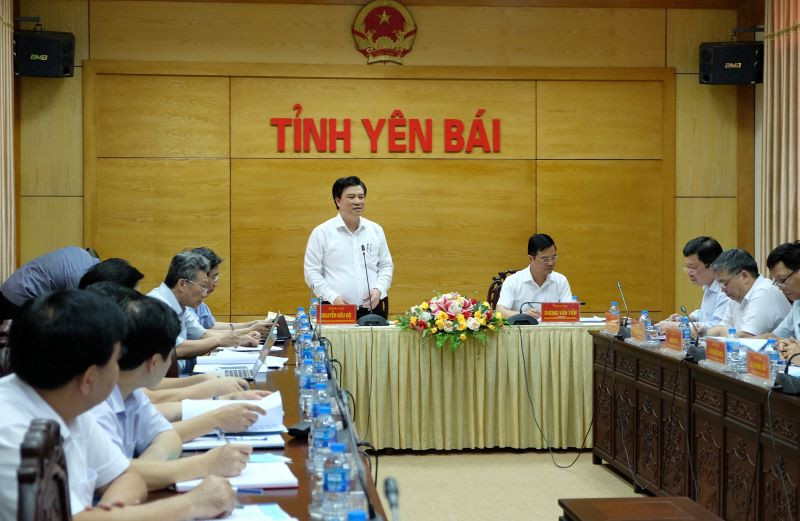 Thứ trưởng Bộ GD&ĐT Nguyễn Hữu Độ cùng đoàn kiểm tra của Bộ GD&ĐT kiểm tra công tác chuẩn bị thi THPT quốc gia tại Yên Bái