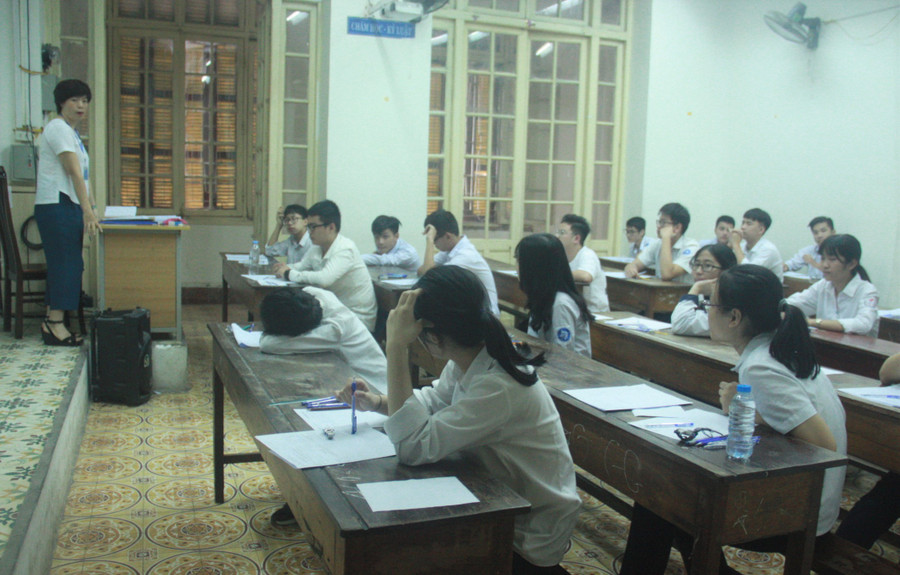 Cán bộ coi thi nhắc nhở thí sinh trước giờ phát đề Cán bộ coi thi nhắc nhở thí sinh trước giờ phát đề