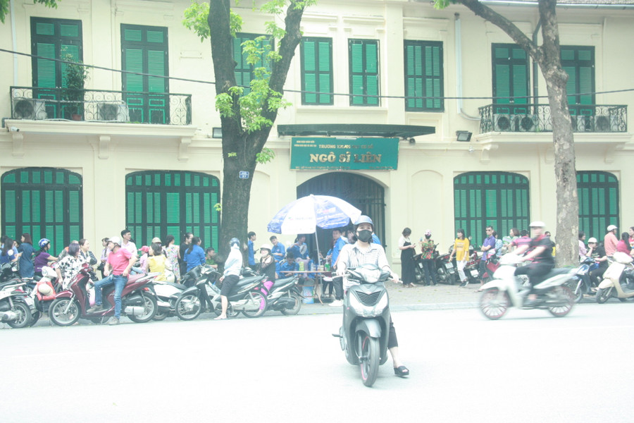 Trước giờ kết thúc bài làm khoảng 15 phút, cổng trường đông kín phụ huynh chờ con