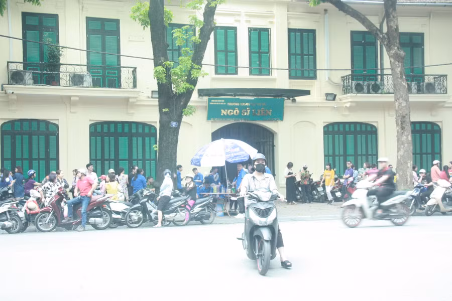 Trước giờ kết thúc bài làm khoảng 15 phút, cổng trường đông kín phụ huynh chờ con