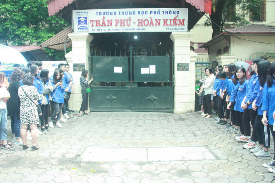 Thanh niên tình nguyện cổ vũ thí sinh