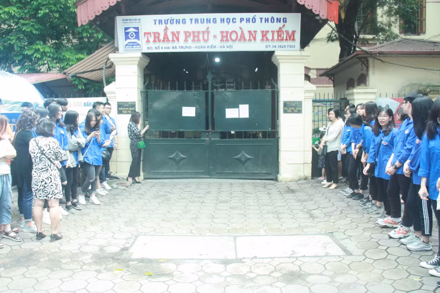 Thanh niên tình nguyện cổ vũ thí sinh