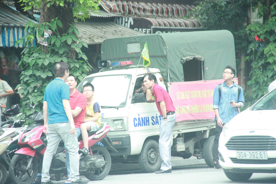 Lực lượng an ninh, cảnh sát luôn sẵn sàng tại điểm thi