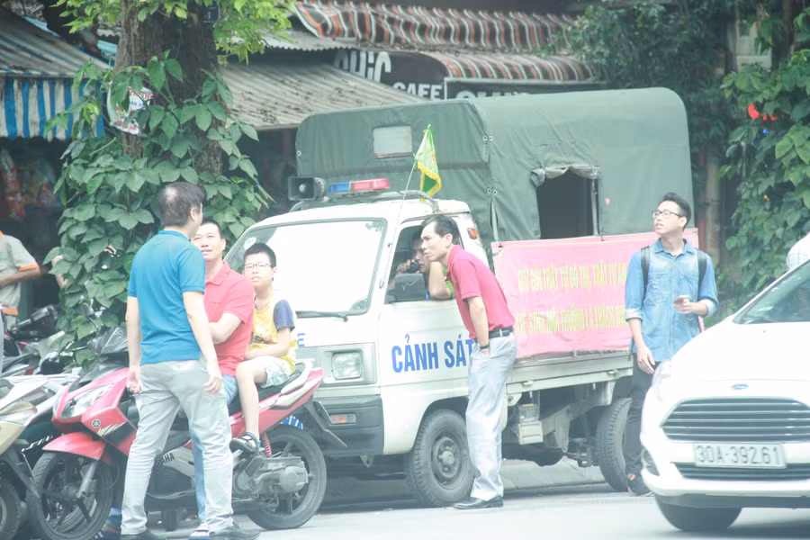 Lực lượng an ninh, cảnh sát luôn sẵn sàng tại điểm thi