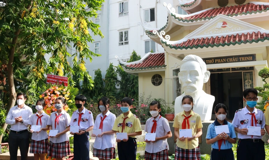 Các em học sinh học giỏi có hoàn cảnh đặc biệt nhận học bổng Phan Châu Trinh.