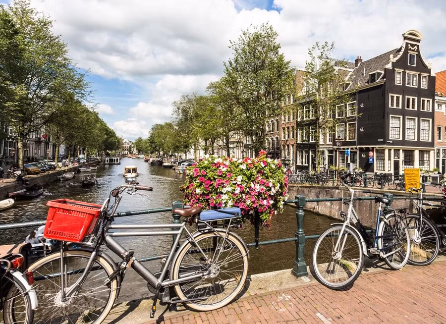 Thủ đô Amsterdam của Hà Lan, một trong những điểm đến nổi tiếng thu hút rất nhiều du khách trên thế giới.