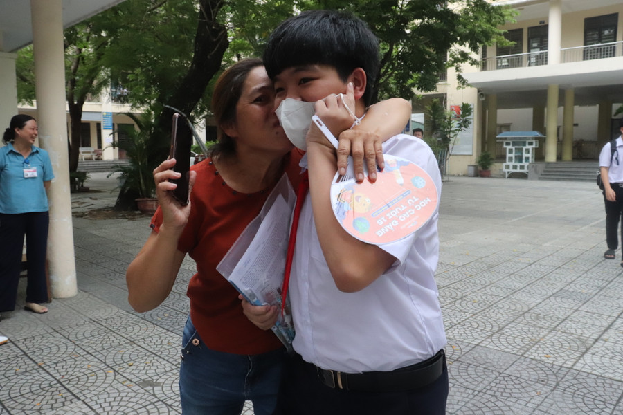 Một phụ huynh chúc mừng con sau buổi thi môn Ngữ văn. Một phụ huynh chúc mừng con sau buổi thi môn Ngữ văn.