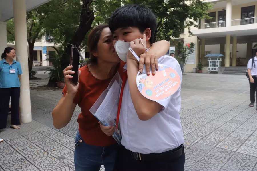 Một phụ huynh chúc mừng con sau buổi thi môn Ngữ văn.