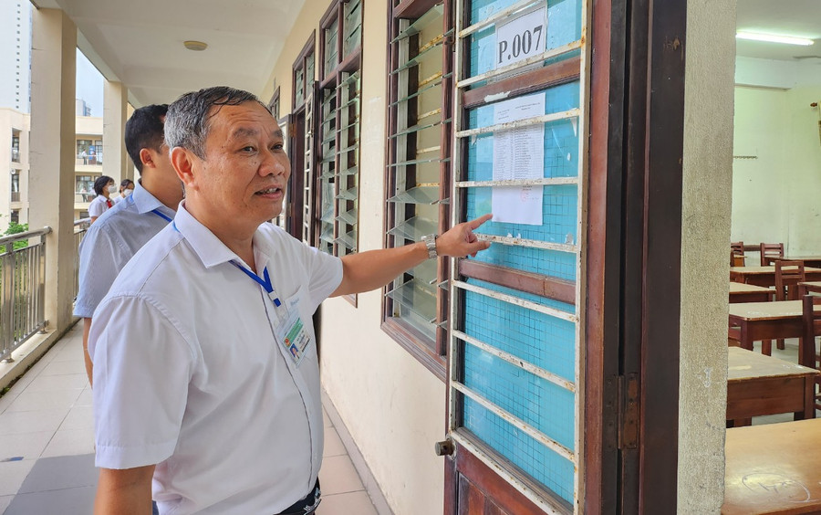 Ông Mai Tấn Linh, Phó Giám đốc Sở GD&ĐT Đà Nẵng kiểm tra công tác thi tại điểm thi Trường THPT Phan Châu Trinh. Ông Mai Tấn Linh, Phó Giám đốc Sở GD&ĐT Đà Nẵng kiểm tra công tác thi tại điểm thi Trường THPT Phan Châu Trinh.