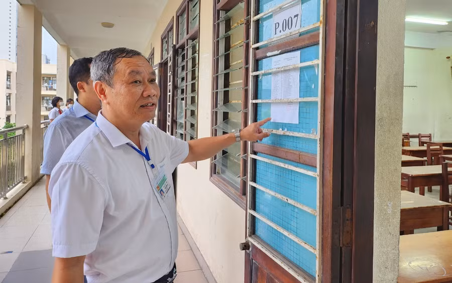 Ông Mai Tấn Linh, Phó Giám đốc Sở GD&amp;ĐT Đà Nẵng kiểm tra công tác thi tại điểm thi Trường THPT Phan Châu Trinh.