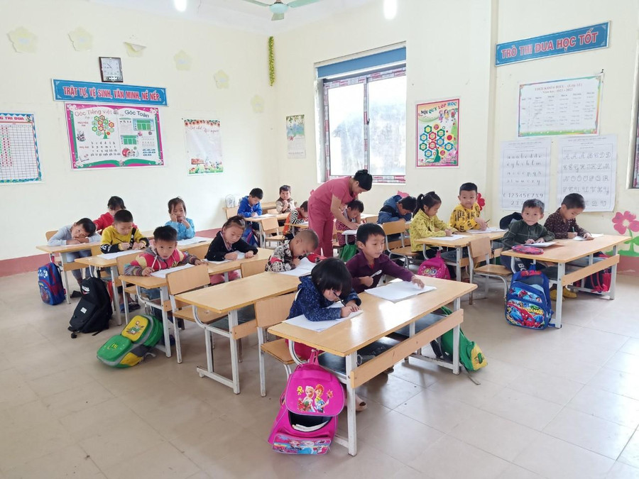 Cô và trò trường Tiểu học xã Khang Ninh, huyện Ba Bể, tỉnh Bắc Kạn đang trong giờ học tập viết. Cô và trò trường Tiểu học xã Khang Ninh, huyện Ba Bể, tỉnh Bắc Kạn đang trong giờ học tập viết.