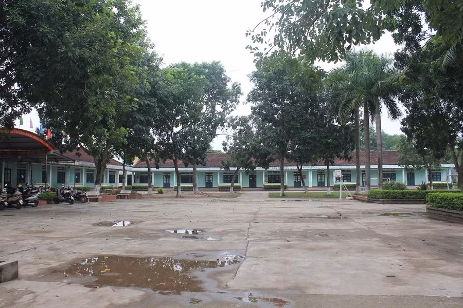 Các dãy lớp học được xây dựng từ năm 2004 và sân trường thường xuyên bị ngập nước sau những ngày mưa.