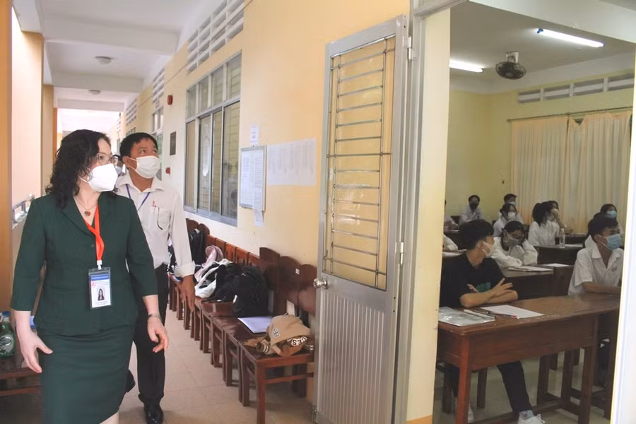 Thứ trưởng Ngô Thị Minh kiểm tra điểm thi Trường THCS-THPT Lý Văn Lâm, TP Cà Mau.