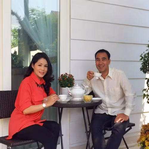 vo chong ha kieu anh lan dau chup anh du mat cac con - 10