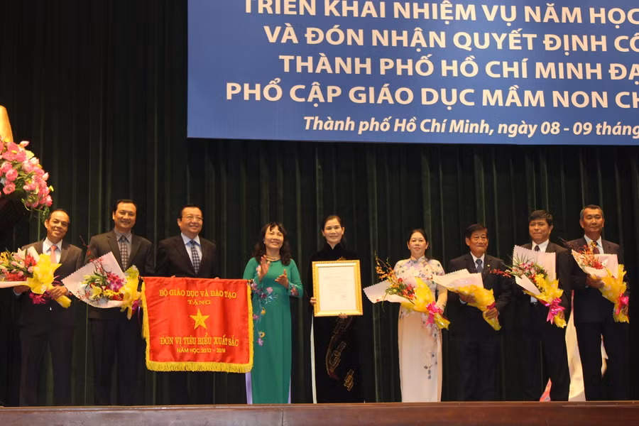 Thứ trưởng Nguyễn Thị Nghĩa trao cờ thi đua và QĐ đạt chuẩn phổ cập GDMN cho trẻ 5 tuổi cho Sở GD&ĐT TPHCM