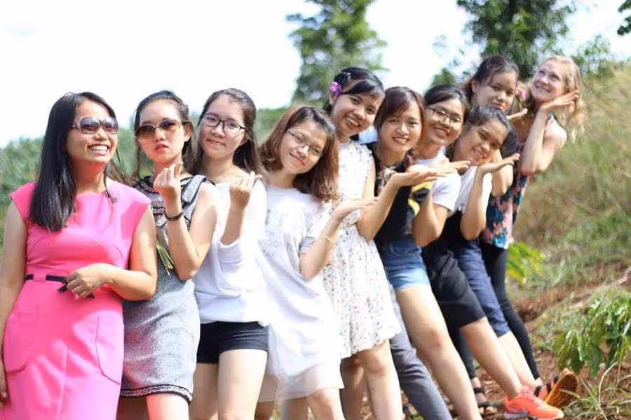 Cô giáo Đào Thị Hằng (hàng đầu tiên váy hồng) và học trò tại làng Hama