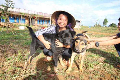 Cô giáo nổi tiếng Đào Thị Hằng trong môi trường giản dị dạy học tiếng Anh tại làng Hama - làng Vui Khỏe