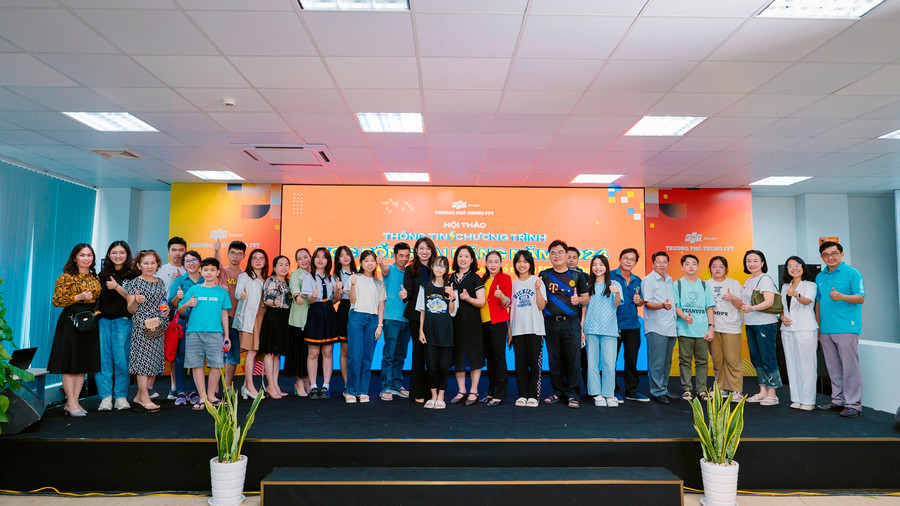 Học sinh, phụ huynh tìm hiểu chương trình học bổng tài năng năm 2024 tại THPT FPT Cần Thơ.