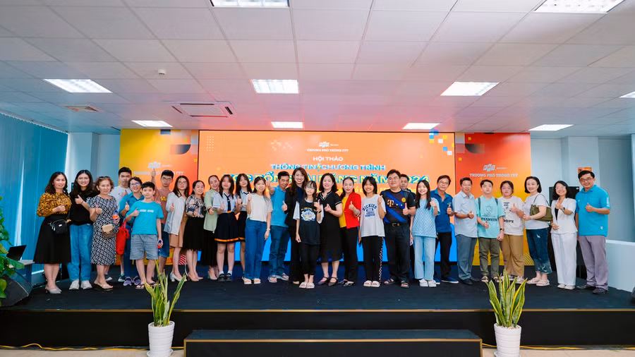 Học sinh, phụ huynh tìm hiểu chương trình học bổng tài năng năm 2024 tại THPT FPT Cần Thơ.