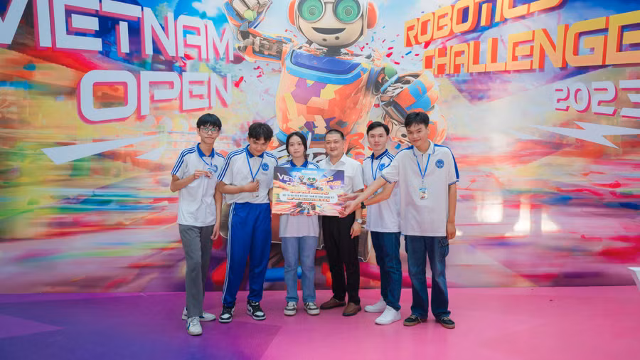 Trao giải Inspire Award cho đội thi.