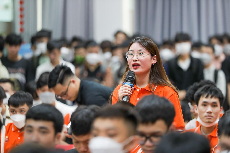 Sinh viên đặt câu hỏi đến triệu phú công nghệ Vương Phạm. Sinh viên đặt câu hỏi đến triệu phú công nghệ Vương Phạm.