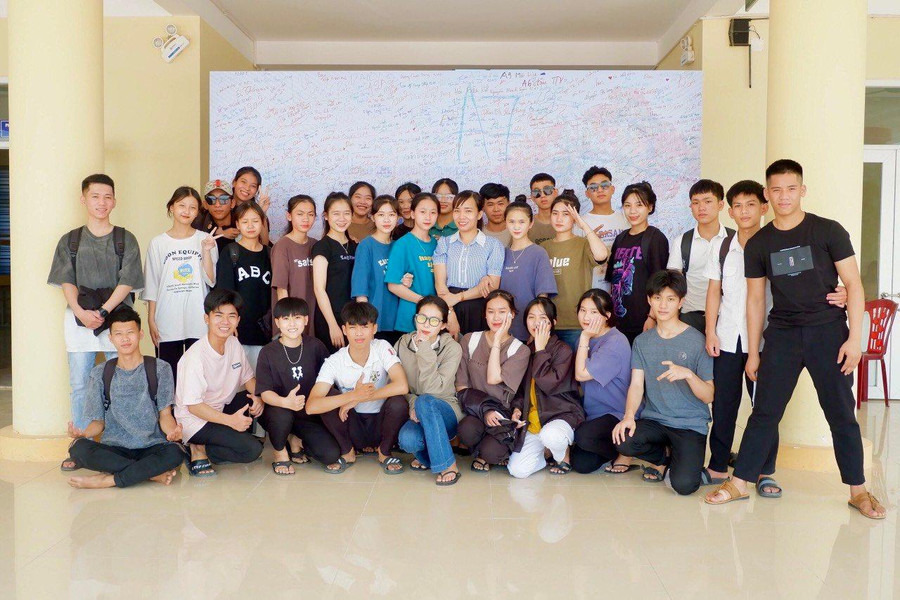 Em Đoàn Hữu Tài và tập thể lớp 12A8 - Trường THPT Nguyễn Bỉnh Khiêm - tỉnh Quảng Bình. Em Đoàn Hữu Tài và tập thể lớp 12A8 - Trường THPT Nguyễn Bỉnh Khiêm - tỉnh Quảng Bình.