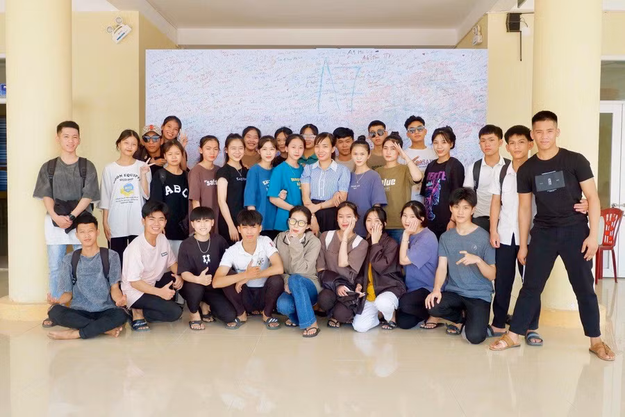 Em Đoàn Hữu Tài và tập thể lớp 12A8 - Trường THPT Nguyễn Bỉnh Khiêm - tỉnh Quảng Bình.