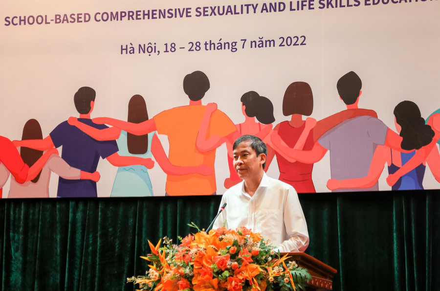 Ông Vũ Minh Đức, Cục trưởng Cục Nhà giáo và Cán bộ quản lý giáo dục, Bộ GD&amp;ĐT phát biểu tại tập huấn.