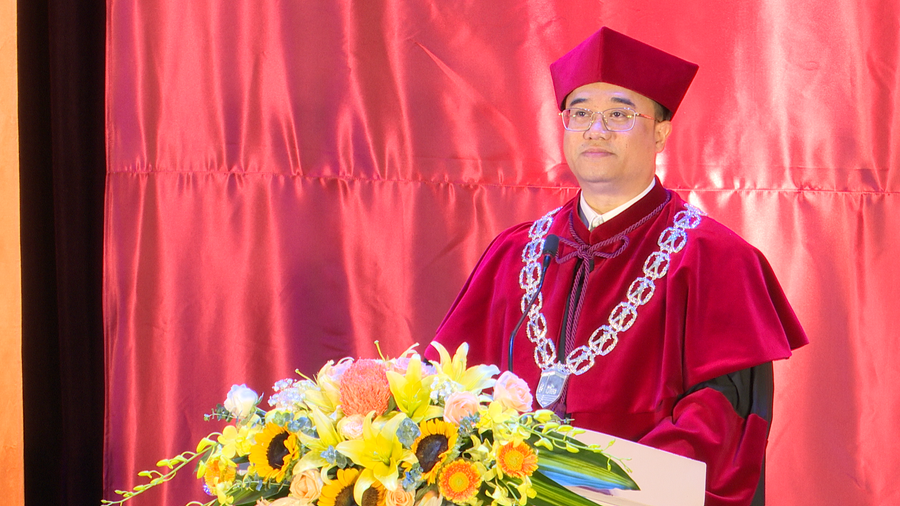 PGS.TS Nguyễn Trúc Lê - Hiệu trưởng Nhà trường phát biểu tại buổi lễ. PGS.TS Nguyễn Trúc Lê - Hiệu trưởng Nhà trường phát biểu tại buổi lễ.