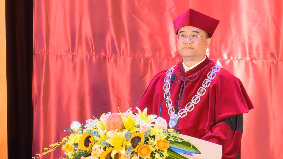 PGS.TS Nguyễn Trúc Lê - Hiệu trưởng Nhà trường phát biểu tại buổi lễ.