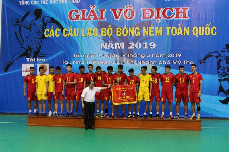 Ông Vũ Quang Vinh (Chủ tịch Liên đoàn Bóng ném Việt Nam) trao cúp vô địch cho đội nam Hà Nội