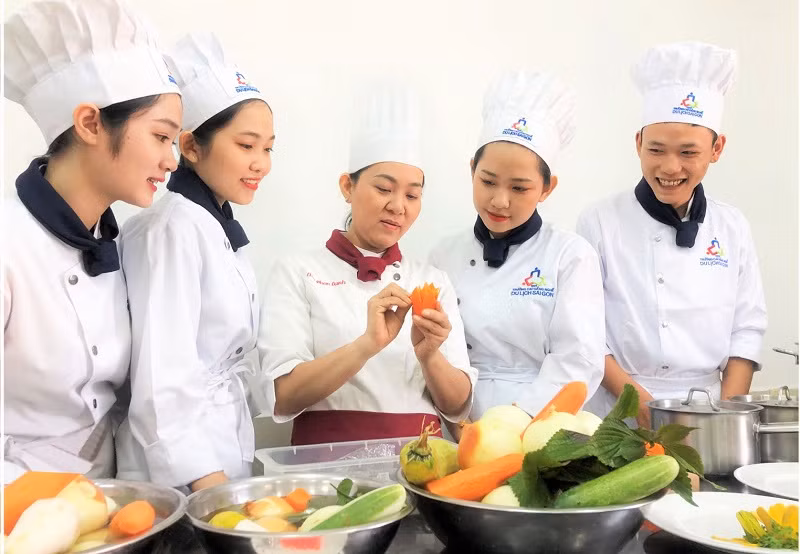 Sinh viên ngành Kỹ thuật chế biến món ăn, Trường CĐ nghề Du lịch Sài Gòn trong giờ thực hành.