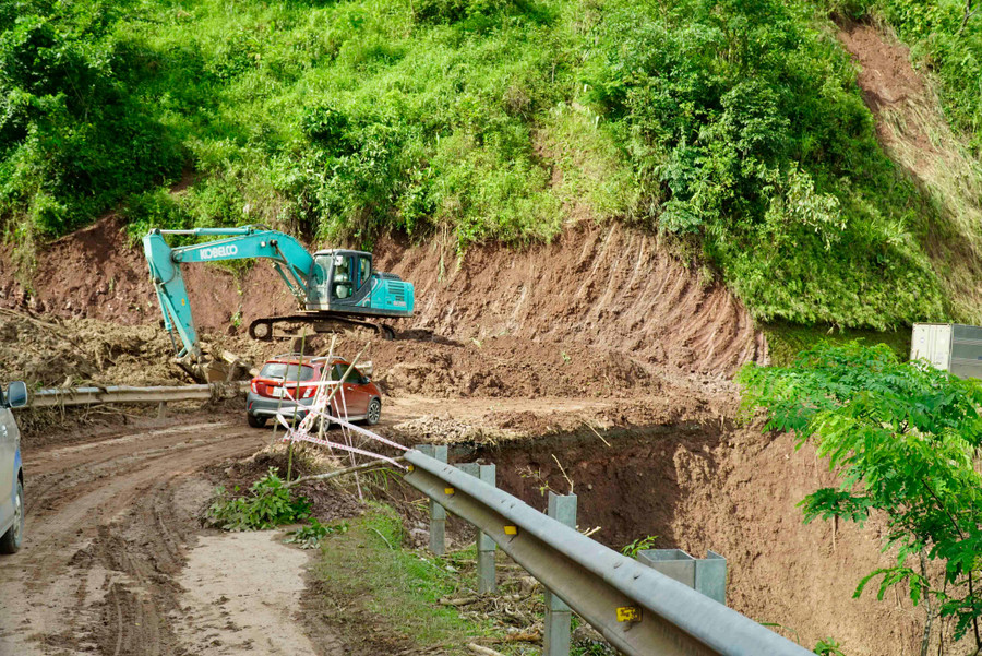 Một điểm sạt lở trên Quốc lộ 4H (Điện Biên) đã được khắc phục kịp thời. Một điểm sạt lở trên Quốc lộ 4H (Điện Biên) đã được khắc phục kịp thời.