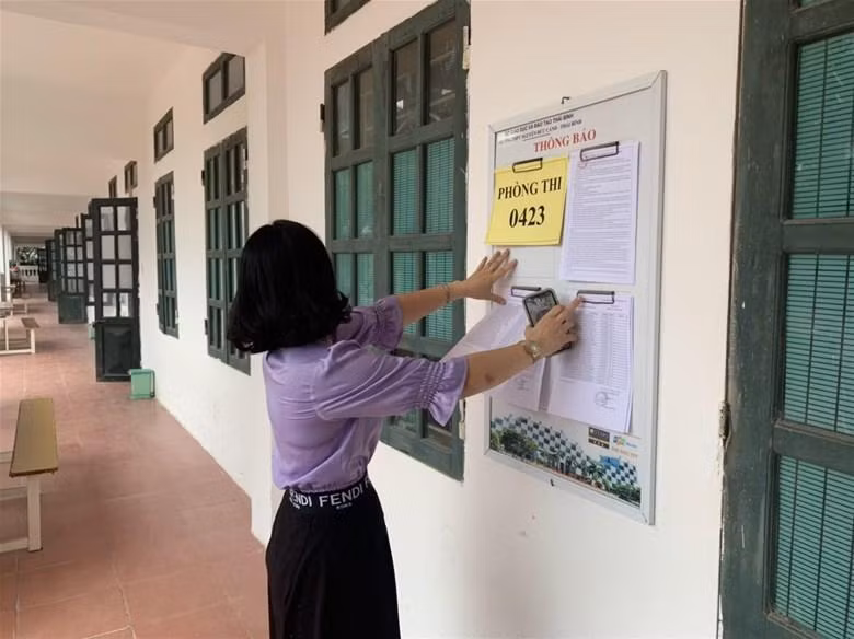 Cán bộ kiểm tra, giám sát kiểm tra phòng thi. Cán bộ kiểm tra, giám sát kiểm tra phòng thi.