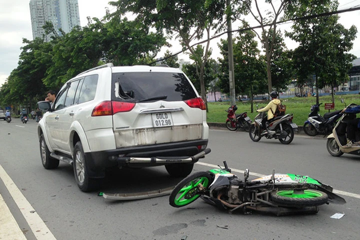 Liên tiếp 2 vụ tai nạn trên xa lộ Hà Nội, 3 người trọng thương